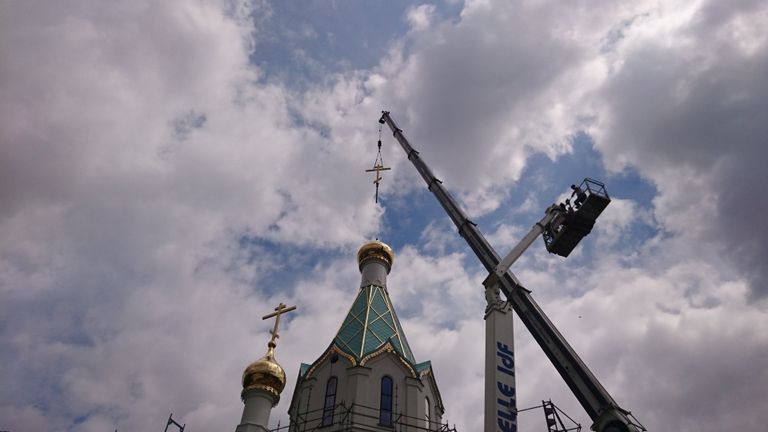 Установка креста на главный купол русского храма Всех святых в Страсбурге прошла при помощи двух подъемных кранов Установка креста на главный купол русского храма Всех святых в Страсбурге прошла при помощи двух подъемных кранов