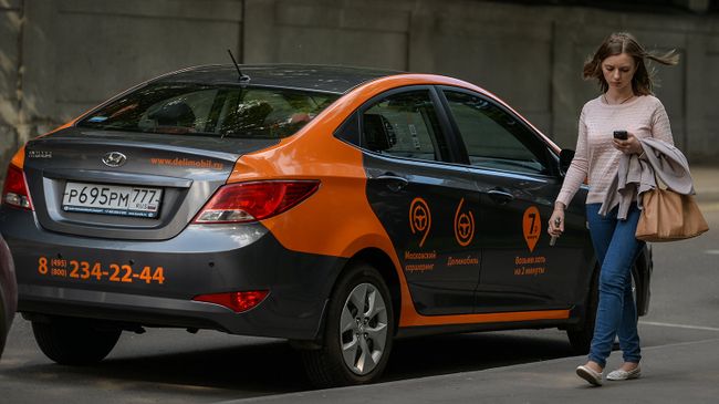Автомобиль сервиса московского каршеринга (краткосрочной аренды автомобиля) Делимобиль. Архивное фото Автомобиль сервиса московского каршеринга (краткосрочной аренды автомобиля) Делимобиль. Архивное фото