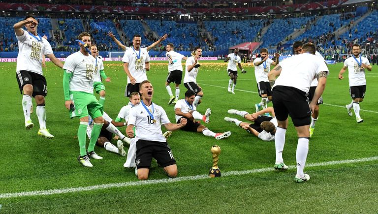 Игроки сборной Германии - победители Кубка конфедераций-2017 на церемонии награждения после окончания финального матча Кубка конфедераций-2017 по футболу между сборными Чили и Германии Игроки сборной Германии - победители Кубка конфедераций-2017 на церемонии награждения после окончания финального матча Кубка конфедераций-2017 по футболу между сборными Чили и Германии