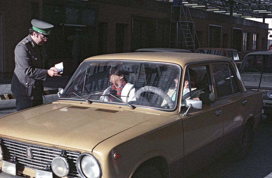 Проверка документов на КПП около берлинской стены. 12 ноября 1989 Проверка документов на КПП около берлинской стены. 12 ноября 1989