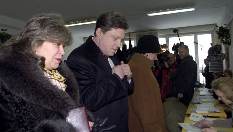 Выборы Президента России. Лидер фракции Яблоко в Государственной Думе РФ, кандидат на пост Президента РФ Григорий Алексеевич Явлинский с супругой на избирательном участке Выборы Президента России. Лидер фракции Яблоко в Государственной Думе РФ, кандидат на пост Президента РФ Григорий Алексеевич Явлинский с супругой на избирательном участке