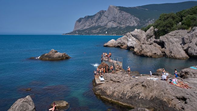 Отдыхающие в бухте в Крыму. Архивное фото Отдыхающие в бухте в Крыму. Архивное фото