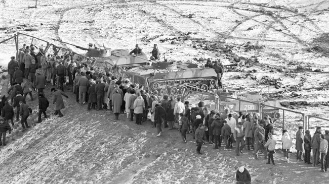 Танки у телецентра в Вильнюсе. 14 января 1991 Танки у телецентра в Вильнюсе. 14 января 1991