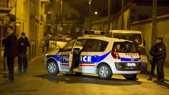 Полицейские в Тулузе, Франция. Архивное фото Полицейские в Тулузе, Франция. Архивное фото