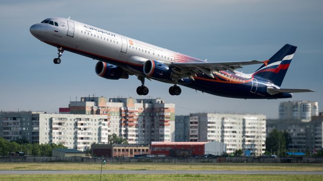 Самолет Airbus A321 авиакомпании Аэрофлот взлетает в международном аэропорту Самолет Airbus A321 авиакомпании Аэрофлот взлетает в международном аэропорту