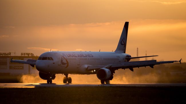 Самолет Airbus A321 авиакомпании Уральские авиалинии Самолет Airbus A321 авиакомпании Уральские авиалинии