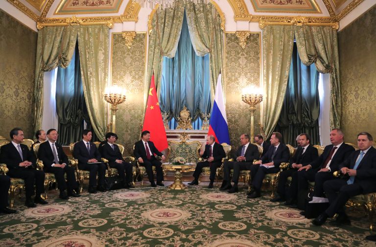 Президент РФ Владимир Путин и председатель Китайской Народной Республики Си Цзиньпин во время встречи. 4 июля 2017 Президент РФ Владимир Путин и председатель Китайской Народной Республики Си Цзиньпин во время встречи. 4 июля 2017