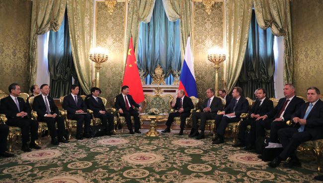 Президент РФ Владимир Путин и председатель Китайской Народной Республики Си Цзиньпин во время встречи. 4 июля 2017 Президент РФ Владимир Путин и председатель Китайской Народной Республики Си Цзиньпин во время встречи. 4 июля 2017
