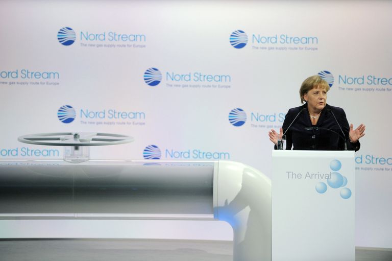Ангела Меркель у символического вентиля на церемонии, посвященной началу поставок российского газа по трубопроводу Северный поток Ангела Меркель у символического вентиля на церемонии, посвященной началу поставок российского газа по трубопроводу Северный поток