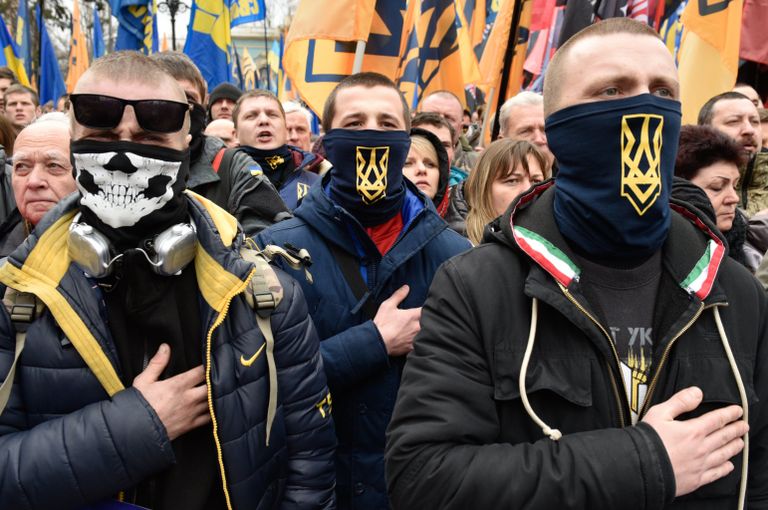 Представители националистических организаций во время митинга в центре Киева