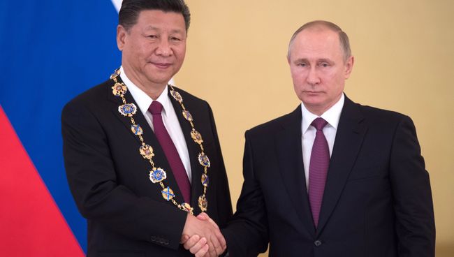 Президент РФ Владимир Путин и председатель Китайской Народной Республики Си Цзиньпин во время встречи. 4 июля 2017 Президент РФ Владимир Путин и председатель Китайской Народной Республики Си Цзиньпин во время встречи. 4 июля 2017