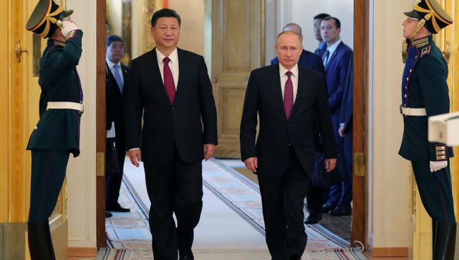 Президент РФ Владимир Путин и председатель Китайской Народной Республики Си Цзиньпин во время встречи. 4 июля 2017 Президент РФ Владимир Путин и председатель Китайской Народной Республики Си Цзиньпин во время встречи. 4 июля 2017