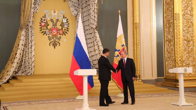Президент РФ Владимир Путин и председатель Китайской Народной Республики Си Цзиньпин во время встречи. 4 июля 2017 Президент РФ Владимир Путин и председатель Китайской Народной Республики Си Цзиньпин во время встречи. 4 июля 2017
