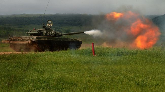 Танк Т-72 ведет стрельбу во время подготовки к совместным российско-индийским учениям