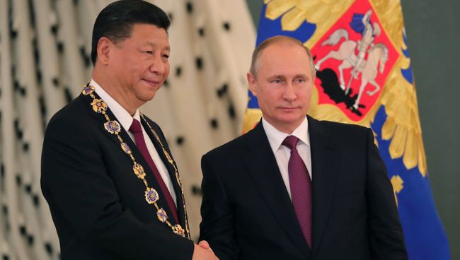 Президент РФ Владимир Путин и председатель Китайской Народной Республики Си Цзиньпин во время встречи. 4 июля 2017 Президент РФ Владимир Путин и председатель Китайской Народной Республики Си Цзиньпин во время встречи. 4 июля 2017