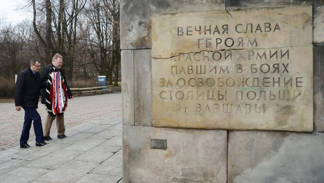 Возложение цветов на могилы советских солдат в Скарышевском парке имени Яна Падеревского. Архивное фото в Варшаве Возложение цветов на могилы советских солдат в Скарышевском парке имени Яна Падеревского. Архивное фото в Варшаве
