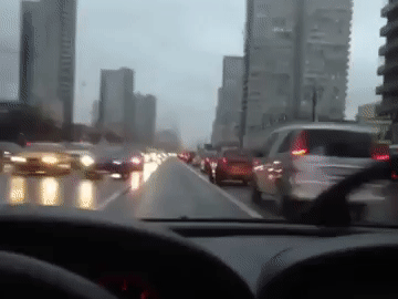 Внедорожник едет по выделенной линии в Москве Внедорожник едет по выделенной линии в Москве