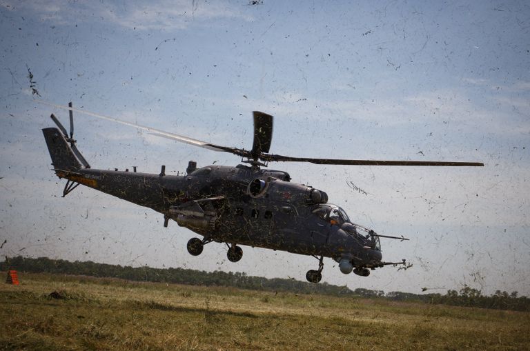 Транспортно-боевой вертолет Ми-35М во время совместных тактико-специальных учений соединений специального назначения и экипажей армейской авиации на аэродроме Кореновский Транспортно-боевой вертолет Ми-35М во время совместных тактико-специальных учений соединений специального назначения и экипажей армейской авиации на аэродроме Кореновский