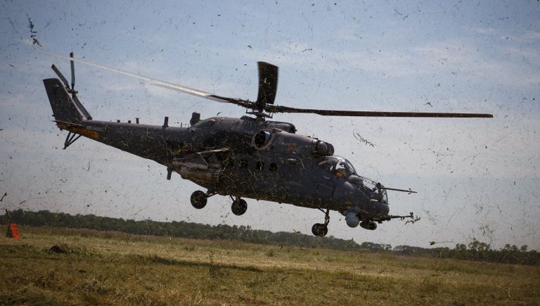 Транспортно-боевой вертолет Ми-35М во время совместных тактико-специальных учений соединений специального назначения и экипажей армейской авиации на аэродроме Кореновский Транспортно-боевой вертолет Ми-35М во время совместных тактико-специальных учений соединений специального назначения и экипажей армейской авиации на аэродроме Кореновский
