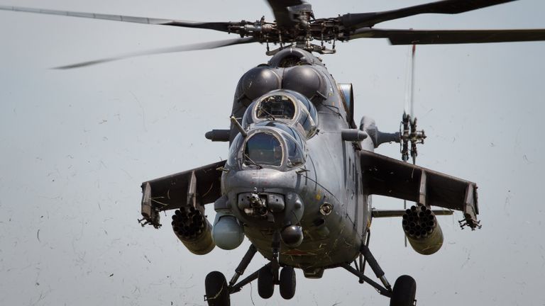 Транспортно-боевой вертолет Ми-35М во время совместных тактико-специальных учений соединений специального назначения и экипажей армейской авиации на аэродроме Кореновский в Краснодарском крае Транспортно-боевой вертолет Ми-35М во время совместных тактико-специальных учений соединений специального назначения и экипажей армейской авиации на аэродроме Кореновский в Краснодарском крае