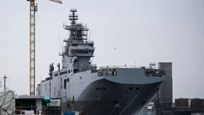 Десантный вертолетоносный корабль-док Мистраль на судостроительном заводе Десантный вертолетоносный корабль-док Мистраль на судостроительном заводе