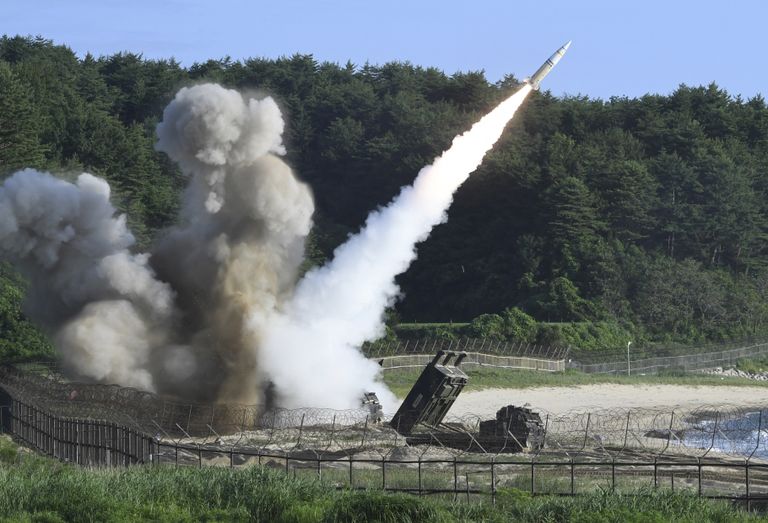 Запуск тактической ракеты армии США MGM-140 во время совместных военных учений между США и Южной Кореей. 5 июля 2017