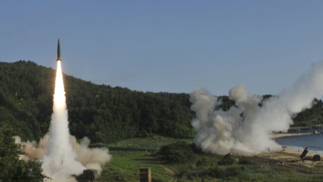 Запуск южнокорейской ракеты Hyunmoo II во время совместных военных учений между США и Южной Кореей. Архивное фото Запуск южнокорейской ракеты Hyunmoo II во время совместных военных учений между США и Южной Кореей. Архивное фото