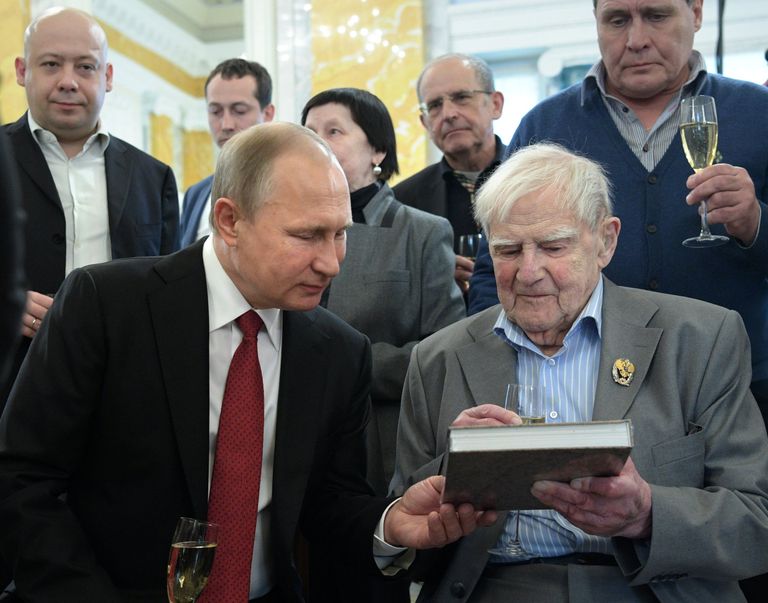 Президент РФ Владимир Путин и писатель Даниил Гранин Президент РФ Владимир Путин и писатель Даниил Гранин