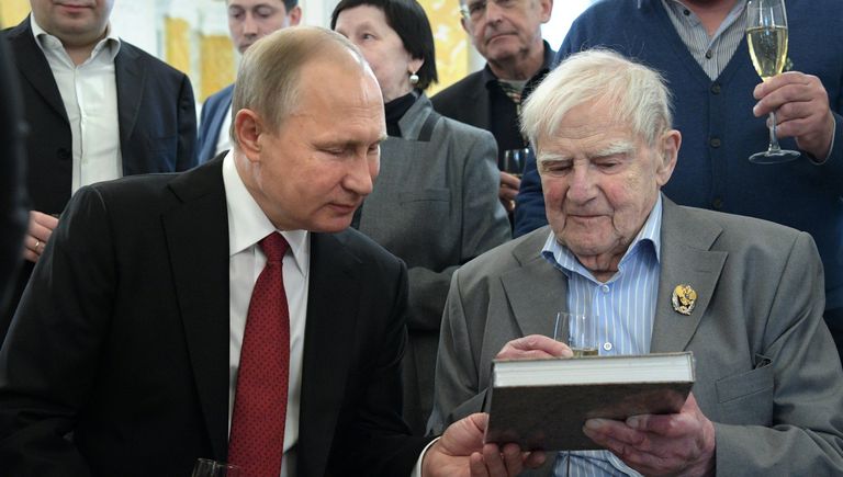 Президент РФ Владимир Путин и писатель Даниил Гранин