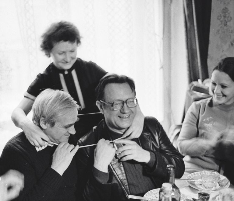 Писатели Даниил Гранин (слева), Алесь Адамович (справа) и одна из героинь книги Евгения Строганова (в центре) Писатели Даниил Гранин (слева), Алесь Адамович (справа) и одна из героинь книги Евгения Строганова (в центре)