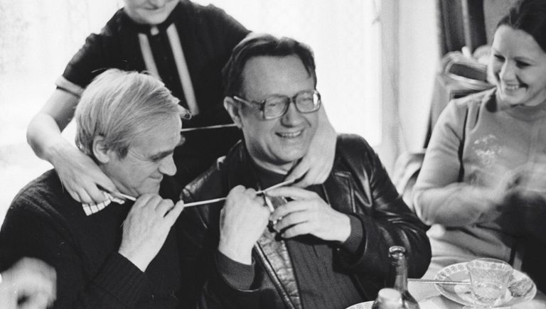 Писатели Даниил Гранин (слева), Алесь Адамович (справа) и одна из героинь книги Евгения Строганова (в центре)