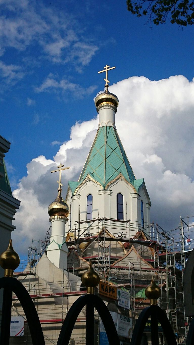 Вид русского храма в Страсбурге, увенчанного трехметровым золоченым крестом Вид русского храма в Страсбурге, увенчанного трехметровым золоченым крестом