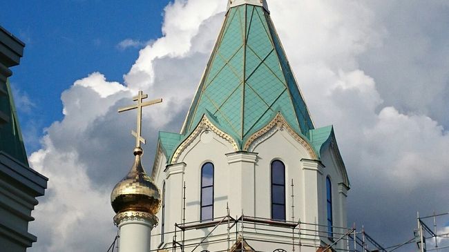 Вид русского храма в Страсбурге, увенчанного трехметровым золоченым крестом Вид русского храма в Страсбурге, увенчанного трехметровым золоченым крестом