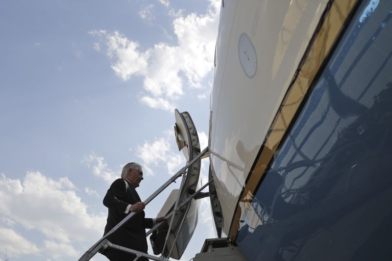 Госсекретарь США Рекс Тиллерсон на трапе самолета Госсекретарь США Рекс Тиллерсон на трапе самолета