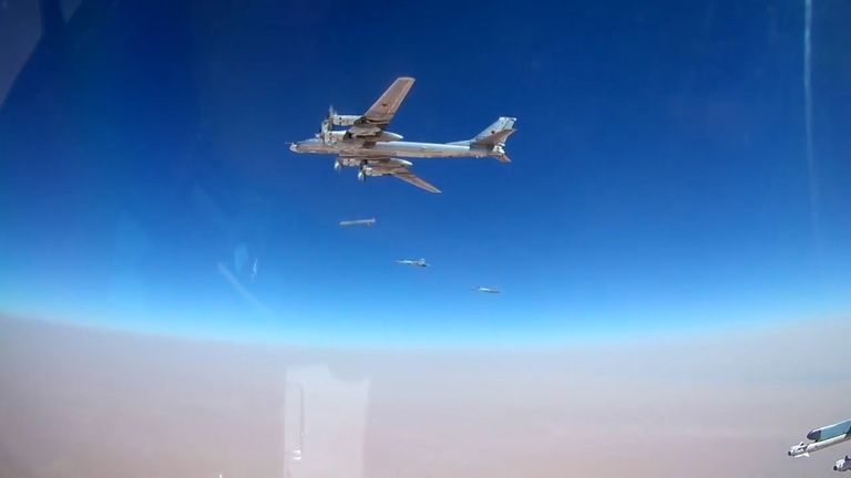 Кадры пуска крылатых ракет с бомбардировщиков Ту-95 по объектам ИГ * в Сирии Кадры пуска крылатых ракет с бомбардировщиков Ту-95 по объектам ИГ * в Сирии