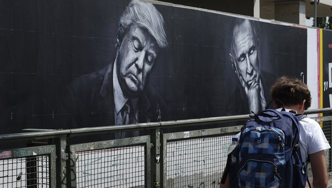Портреты президента России Владимир Путина и президента США Дональда Трампа в Берлине. 27 июня 2017