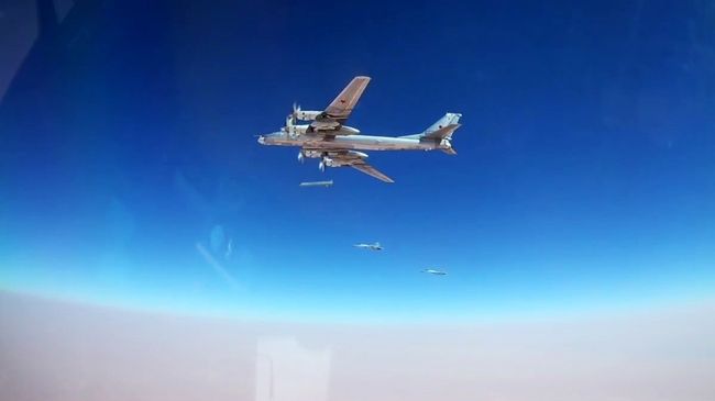 Стратегический ракетоносец Ту-95МС во время нанесения удара по объектам ИГ* (группировка Исламское государство, запрещена в РФ) на границе провинций Хама и Хомс в Сирии. 5 июля 2017
