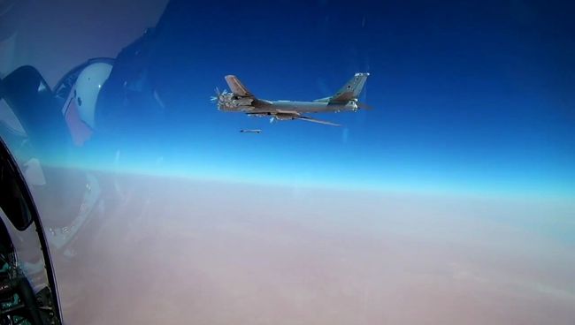 Стратегический ракетоносец Ту-95МС во время нанесения удара по объектам ИГ* (группировка Исламское государство, запрещена в РФ) на границе провинций Хама и Хомс в Сирии. 5 июля 2017 Стратегический ракетоносец Ту-95МС во время нанесения удара по объектам ИГ* (группировка Исламское государство, запрещена в РФ) на границе провинций Хама и Хомс в Сирии. 5 июля 2017