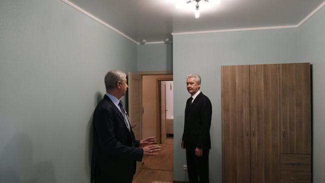 Мэр Москвы Сергей Собянин (справа) осматривает шоу-румы квартир, предлагаемых москвичам в рамках программы реновации жилищного фонда на Московском урбанистическом форуме на ВДНХ в Москве Мэр Москвы Сергей Собянин (справа) осматривает шоу-румы квартир, предлагаемых москвичам в рамках программы реновации жилищного фонда на Московском урбанистическом форуме на ВДНХ в Москве