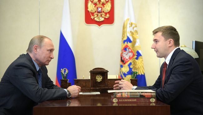 Президент РФ Владимир Путин и российский шахматист, гроссмейстер Сергей Карякин во время встречи. 6 июля 2017 Президент РФ Владимир Путин и российский шахматист, гроссмейстер Сергей Карякин во время встречи. 6 июля 2017
