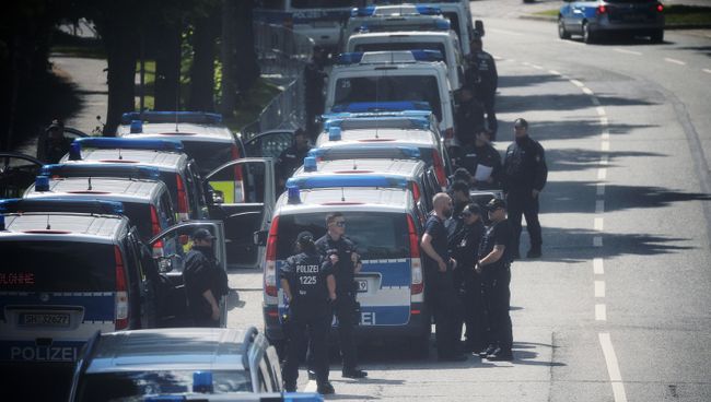 Полицейские на улицах города накануне саммита G20 в Гамбурге. 6 июля 2017 Полицейские на улицах города накануне саммита G20 в Гамбурге. 6 июля 2017