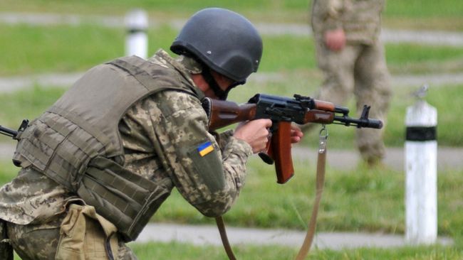Украинский военный во время учений. Архивное фото Украинский военный во время учений. Архивное фото