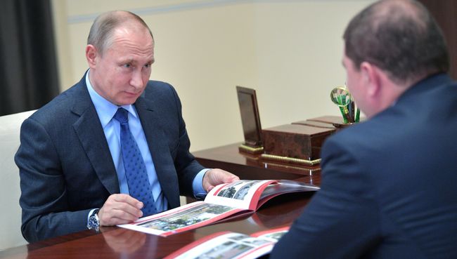 Президент РФ Владимир Путин и губернатор Орловской области Вадим Потомский во время встречи. 6 июля 2017 Президент РФ Владимир Путин и губернатор Орловской области Вадим Потомский во время встречи. 6 июля 2017