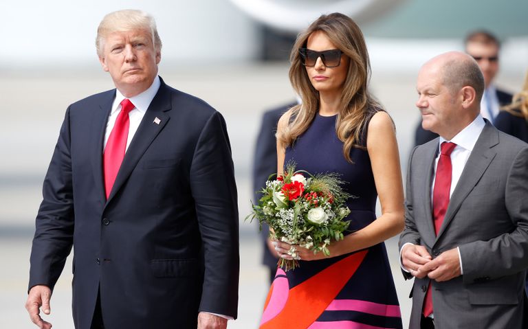 Президент США Дональд Трамп и первая леди Меланья Трамп в аэропорту Гамбурга. 6 июля 2017 Президент США Дональд Трамп и первая леди Меланья Трамп в аэропорту Гамбурга. 6 июля 2017