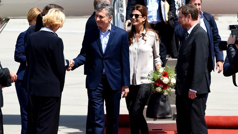 Президент Аргентины Маурисио Макри с супругой в аэропорту Гамбурга