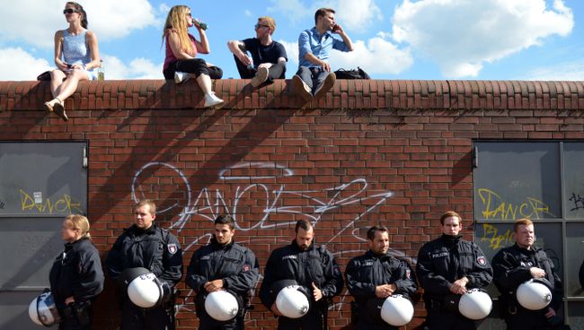 Полицейские и местные жители во время акции протеста в преддверии саммита G20 в Гамбурге Полицейские и местные жители во время акции протеста в преддверии саммита G20 в Гамбурге