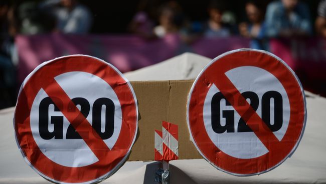 Участники акции протеста в преддверии саммита G20 в Гамбурге Участники акции протеста в преддверии саммита G20 в Гамбурге