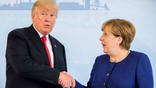 Президент США Дональд Трамп во время встречи с канцлером Германии Ангелой Меркель накануне саммита G20 в Гамбурге