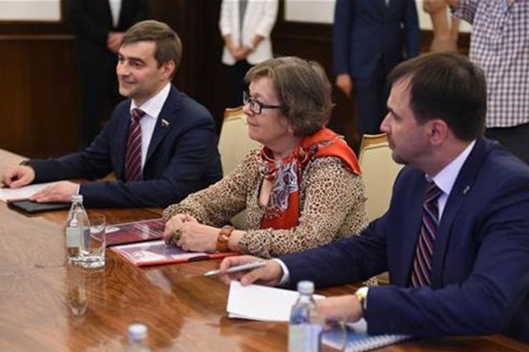 Сопредседатель Зиновьевского клуба МИА Россия сегодня Ольга Зиновьева во время встречи с президентом Сербии Александром Вучичем Сопредседатель Зиновьевского клуба МИА Россия сегодня Ольга Зиновьева во время встречи с президентом Сербии Александром Вучичем