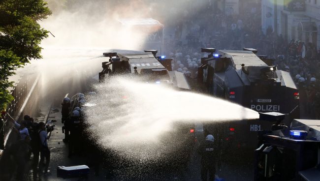Полиция применяет водометы против участников акции протеста в преддверии саммита G20 в Гамбурге Полиция применяет водометы против участников акции протеста в преддверии саммита G20 в Гамбурге